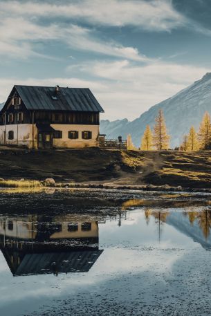 mountain house, place of retreat Wallpaper 640x960