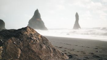 Обои 2048x1152 Исландия, черный пляж