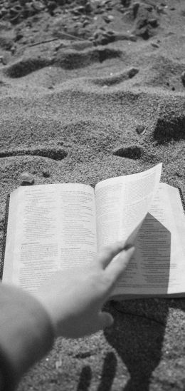 Обои 1080x2280 чтение, пляж, песок