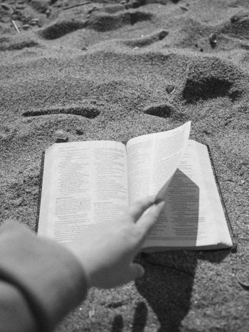 Обои 1668x2224 чтение, пляж, песок