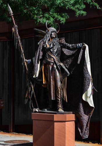 Обои 1668x2388 самурай, статуя