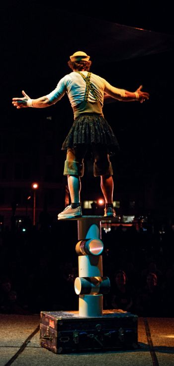 circus, acrobat Wallpaper 720x1520