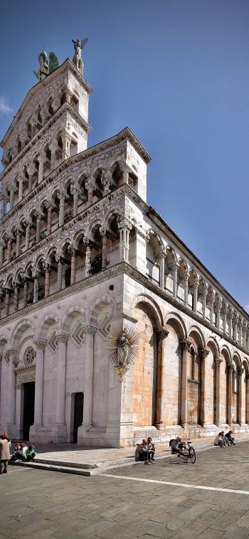 Lucca Province, Italy Wallpaper 1080x2340