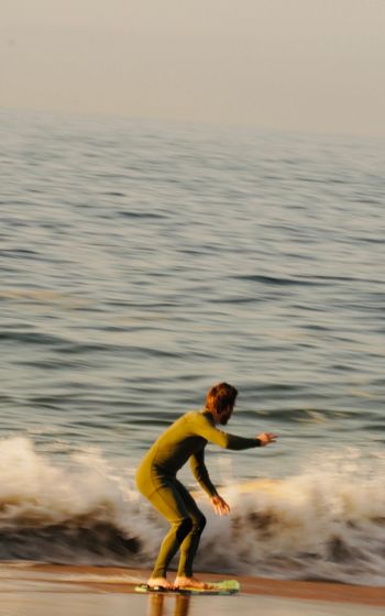 sportsman, on the wave Wallpaper 800x1280