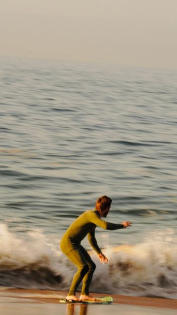 sportsman, on the wave Wallpaper 640x1136