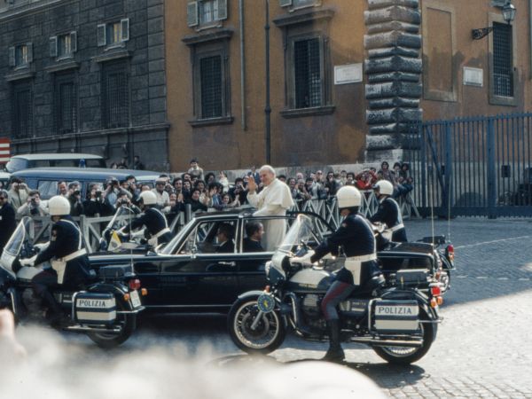 pope, security Wallpaper 1024x768