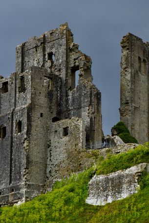 Corfe Castle, Wareham, Great Britain Wallpaper 640x960