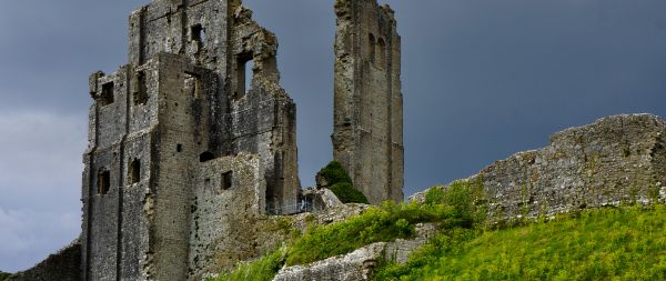 Corfe Castle, Wareham, Great Britain Wallpaper 2560x1080