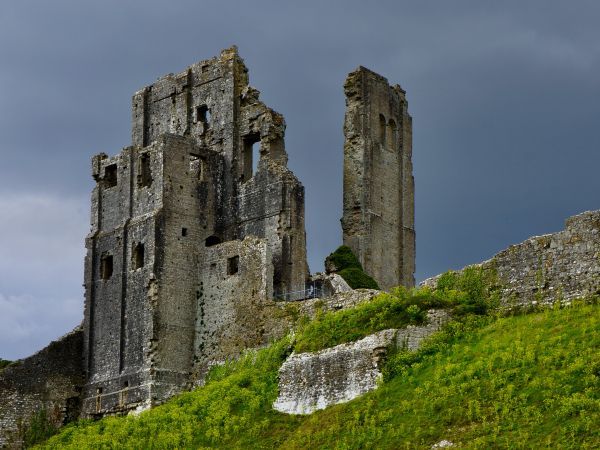 Corfe Castle, Wareham, Great Britain Wallpaper 1024x768