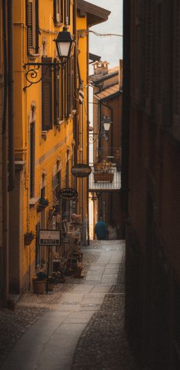 Обои 1440x2960 городская улочка, Италия