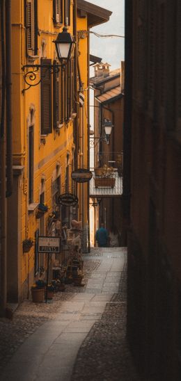Обои 1080x2280 городская улочка, Италия