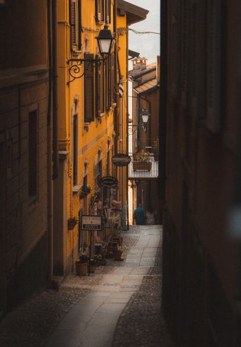 Обои 1640x2360 городская улочка, Италия