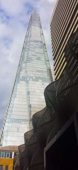 Обои 828x1792 стеклянный небоскреб