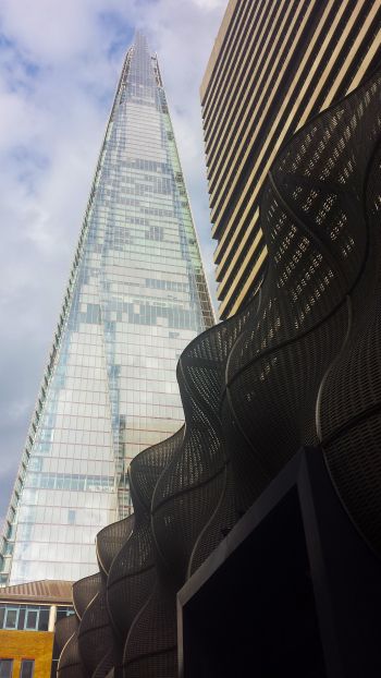 Обои 1440x2560 стеклянный небоскреб