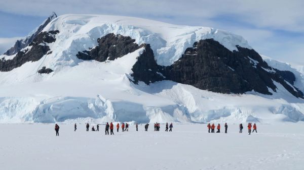 Обои 1600x900 Антарктида, снежные горы