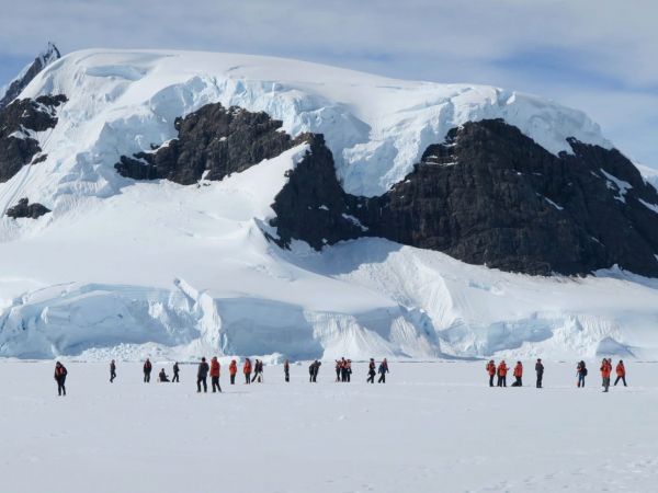 Antarctica, snowy mountains Wallpaper 1024x768