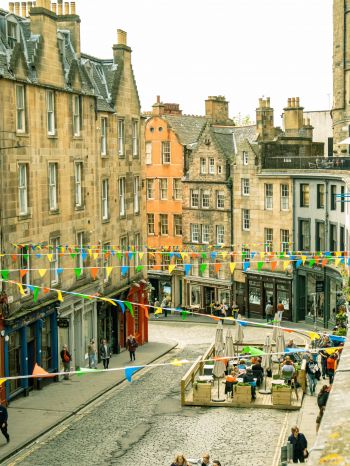 Victoria Street, Edinburgh, Great Britain Wallpaper 2048x2732