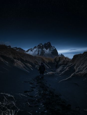 Обои 1668x2224 Исландия, горы в ночи