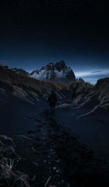 Обои 600x1024 Исландия, горы в ночи