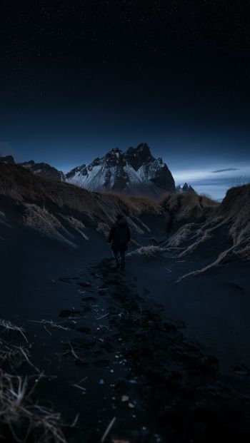 Обои 640x1136 Исландия, горы в ночи