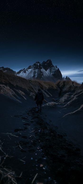 Обои 720x1600 Исландия, горы в ночи