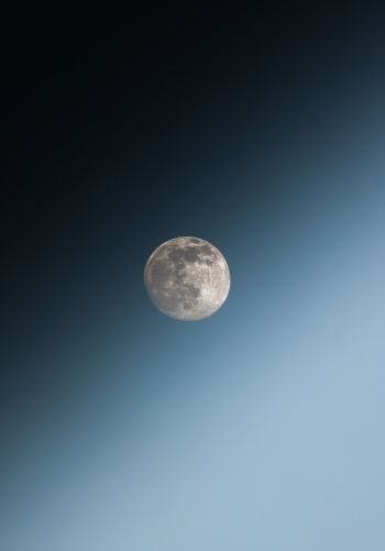 Обои 1668x2388 луна, голубое небо