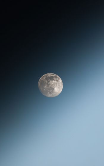 Обои 1752x2800 луна, голубое небо