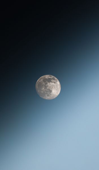 Обои 600x1024 луна, голубое небо