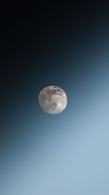 Обои 640x1136 луна, голубое небо