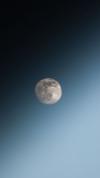 Обои 1080x1920 луна, голубое небо