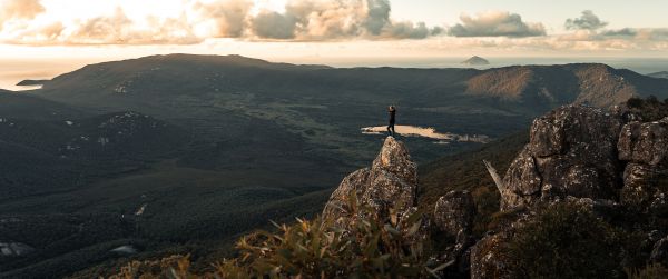 Australia, man on the rock Wallpaper 3440x1440