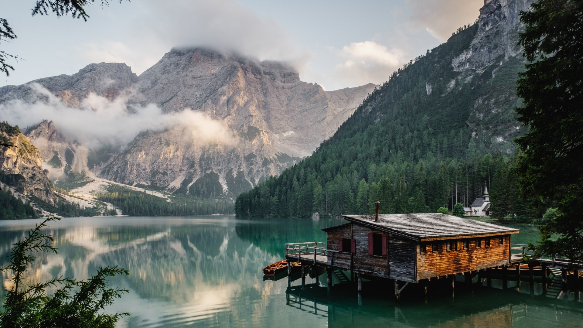 Lago di Braies осенью