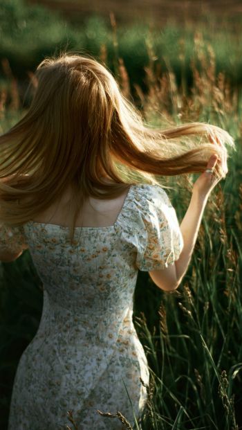 girl with loose hair Wallpaper 640x1136