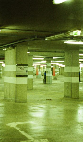 Обои 600x1024 подземная парковка