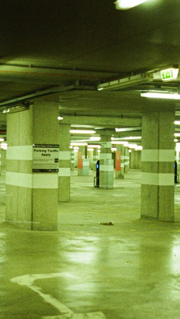 Обои 640x1136 подземная парковка