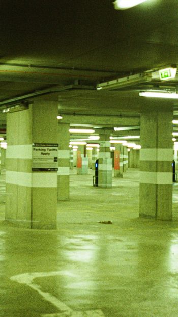 Обои 750x1334 подземная парковка