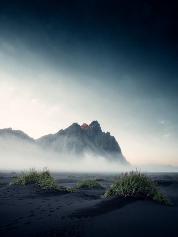 Обои 1668x2224 Исландия, туман, пейзаж