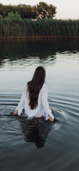 girl in the water Wallpaper 1080x2340