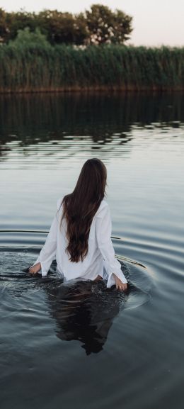 girl in the water Wallpaper 1080x2400