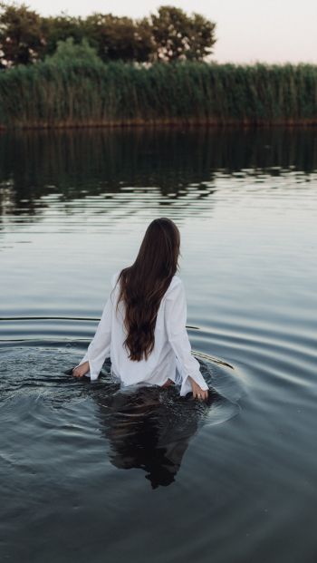 girl in the water Wallpaper 640x1136