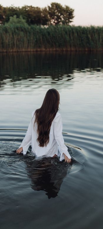 girl in the water Wallpaper 1440x3200