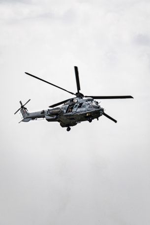 Обои 2075x3113 военный вертолет