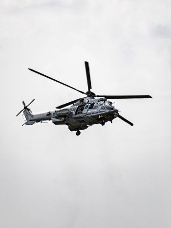 Обои 1536x2048 военный вертолет