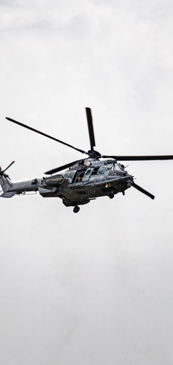Обои 720x1520 военный вертолет