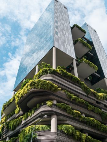 Обои 1620x2160 Сингапур, здание с растениями
