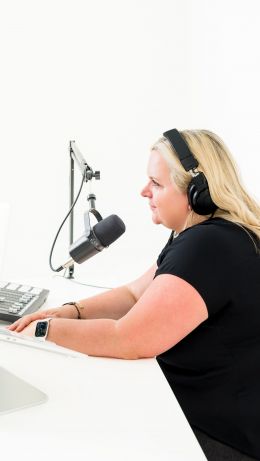 woman behind the microphone Wallpaper 640x1136