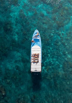 Nusa Penida, vacationers Wallpaper 1668x2388