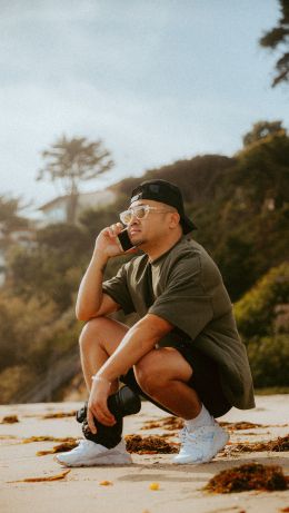 guy with camera Wallpaper 640x1136
