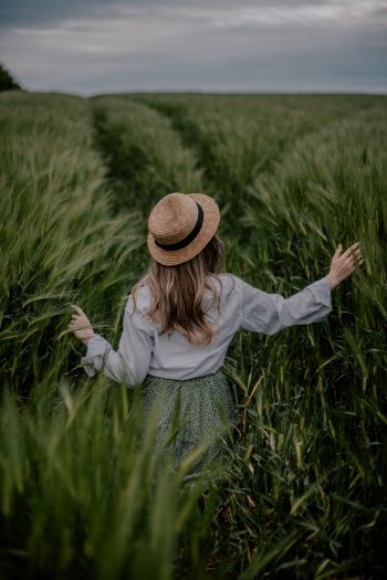 field, girl in a hat Wallpaper 640x960