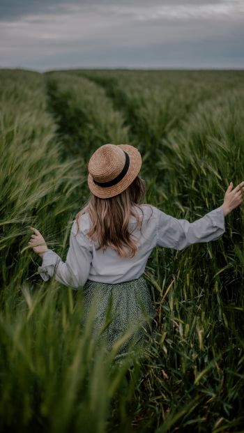 field, girl in a hat Wallpaper 640x1136